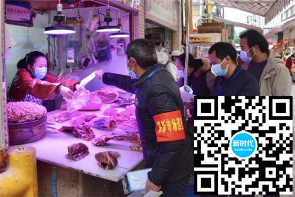 向商户发放口罩 供图