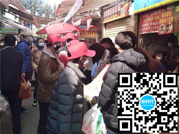 工作人员疏散人群聚集区域 供图