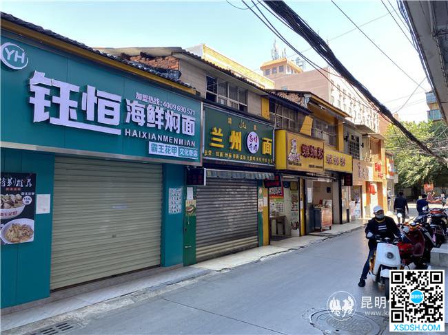 文化巷人流量较少，多数店铺未开业，只有少数几家。