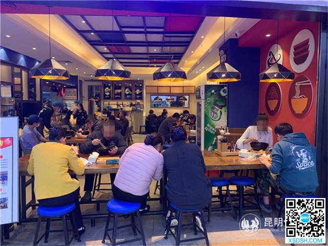 小吃店内人员众多。记者劳学丽 摄