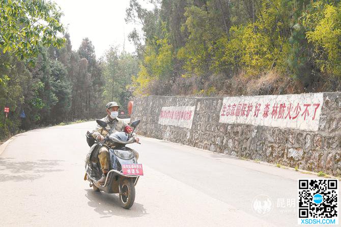 严绍忠骑着巡逻车沿山路巡查。 记者杨艳辉摄