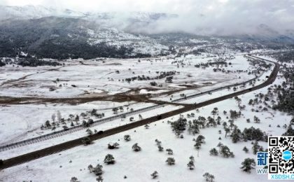 玉龙雪山四月飞雪 银装素裹宛如童话世...